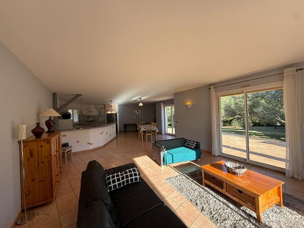 Maison plain-pied Montlegun 190 m² sur vaste terrain arboré avec terrasse et garage indépendant