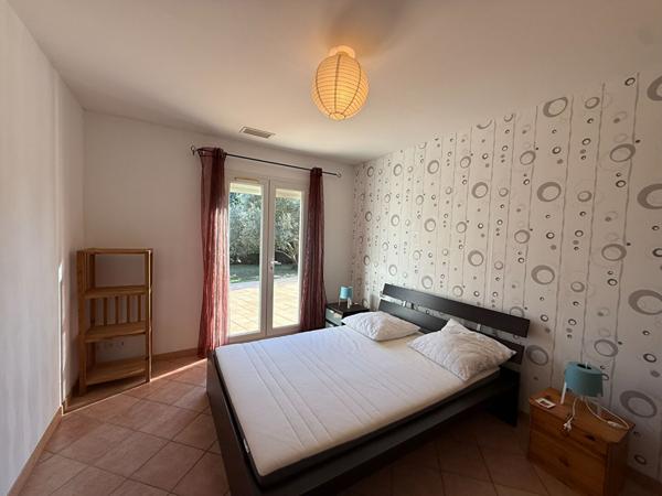 Maison plain-pied Montlegun 190 m² sur vaste terrain arboré avec terrasse et garage indépendant