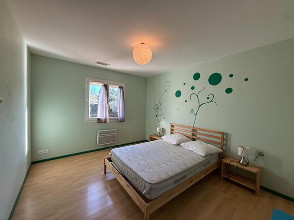 Maison plain-pied Montlegun 190 m² sur vaste terrain arboré avec terrasse et garage indépendant