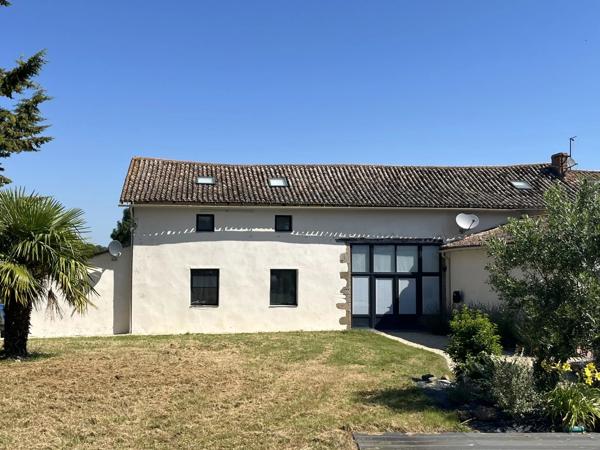 Superbe grange réaménagée hors réseau avec piscine, énergie solaire et vue sur la campagne