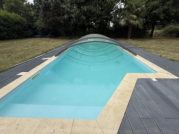 Superbe grange réaménagée hors réseau avec piscine, énergie solaire et vue sur la campagne