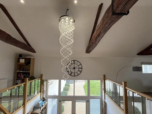 Superbe grange réaménagée hors réseau avec piscine, énergie solaire et vue sur la campagne