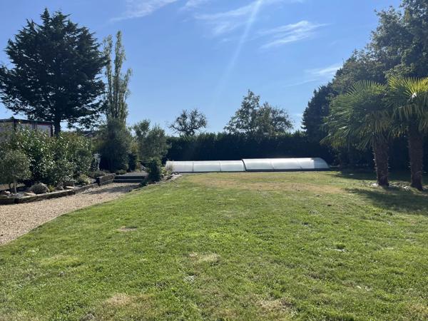 Superbe grange réaménagée hors réseau avec piscine, énergie solaire et vue sur la campagne