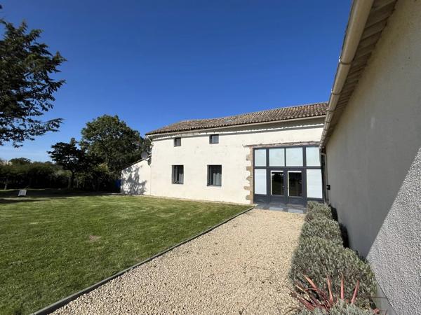 Superbe grange réaménagée hors réseau avec piscine, énergie solaire et vue sur la campagne