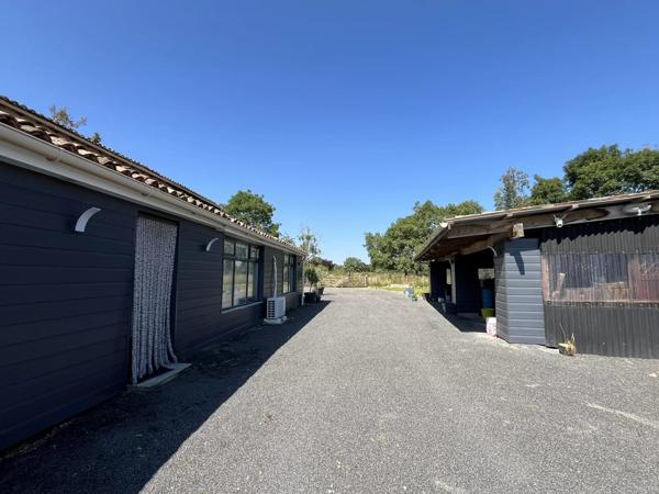 Superbe grange réaménagée hors réseau avec piscine, énergie solaire et vue sur la campagne