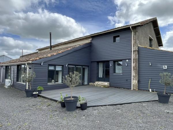 Superbe grange réaménagée hors réseau avec piscine, énergie solaire et vue sur la campagne