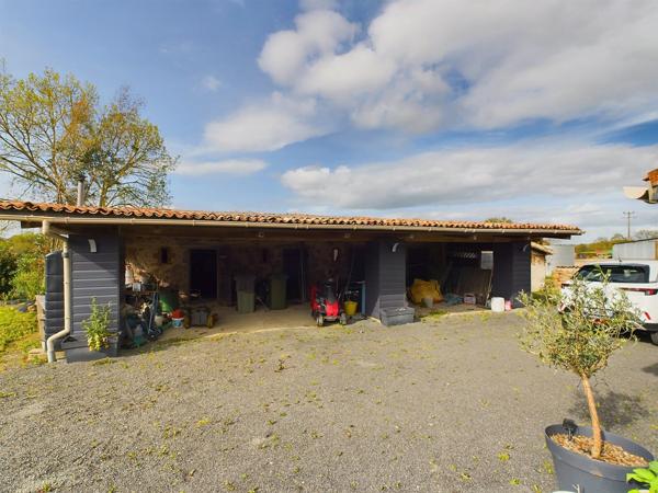 Superbe grange réaménagée hors réseau avec piscine, énergie solaire et vue sur la campagne