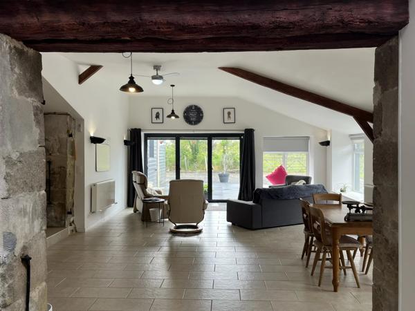 Superbe grange réaménagée hors réseau avec piscine, énergie solaire et vue sur la campagne