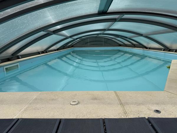 Superbe grange réaménagée hors réseau avec piscine, énergie solaire et vue sur la campagne