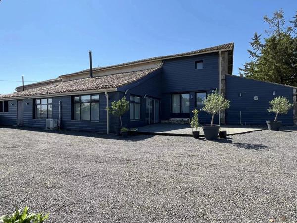 Superbe grange réaménagée hors réseau avec piscine, énergie solaire et vue sur la campagne