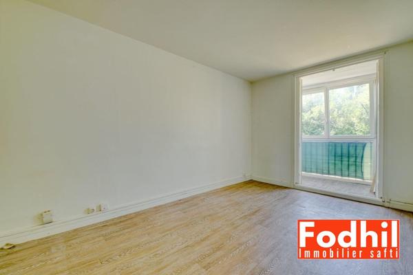 Appartement familial 5 pièces de 81 m² avec parking et une cave.