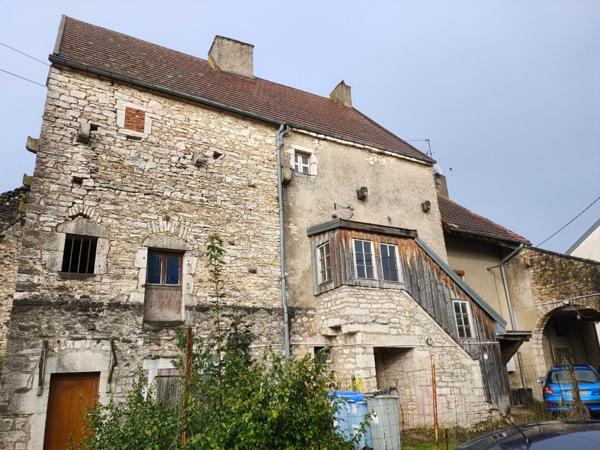 Maison en pierre de caractère à rénover – Centre-ville de DAMPARIS ( JURA )
