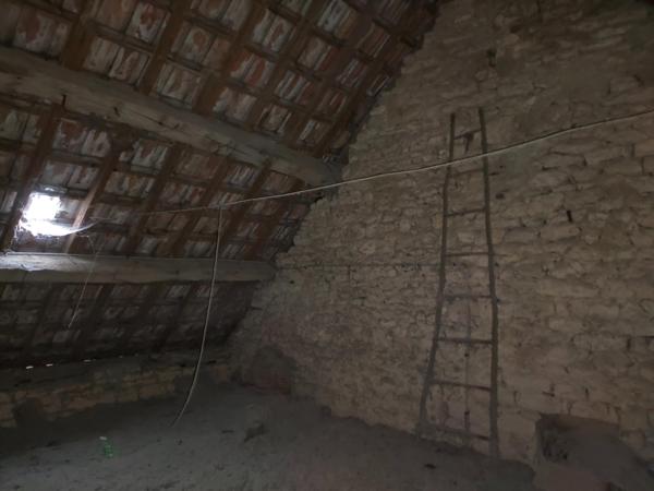 Maison en pierre de caractère à rénover – Centre-ville de DAMPARIS ( JURA )