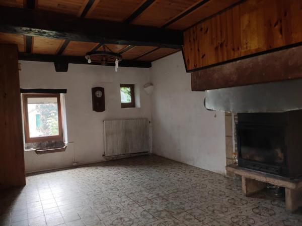 Maison en pierre de caractère à rénover – Centre-ville de DAMPARIS ( JURA )