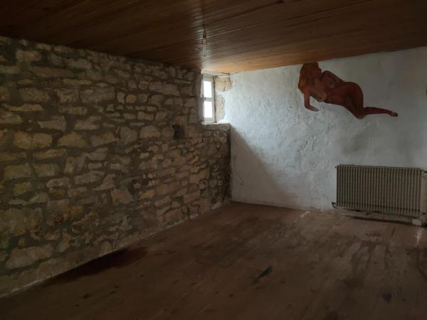 Maison en pierre de caractère à rénover – Centre-ville de DAMPARIS ( JURA )