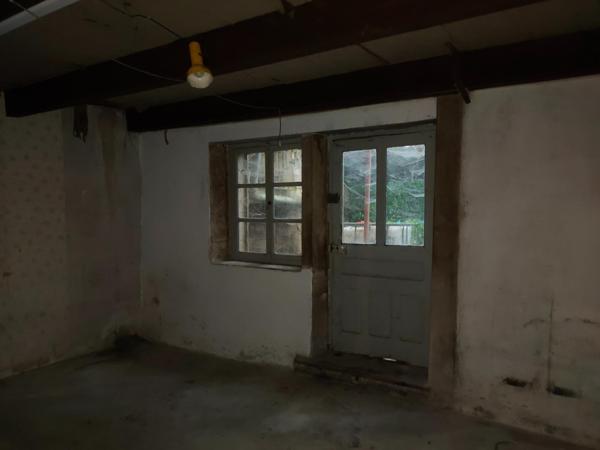 Maison en pierre de caractère à rénover – Centre-ville de DAMPARIS ( JURA )