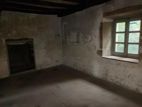 Maison en pierre de caractère à rénover – Centre-ville de DAMPARIS ( JURA )