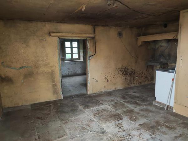 Maison en pierre de caractère à rénover – Centre-ville de DAMPARIS ( JURA )