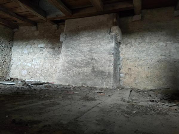 Maison en pierre de caractère à rénover – Centre-ville de DAMPARIS ( JURA )