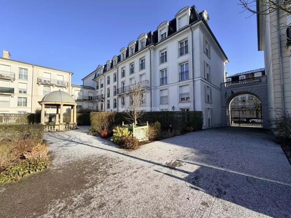 Vente                                                      Appartement
                        
                     5 pièces                      99 m2                     à Serris