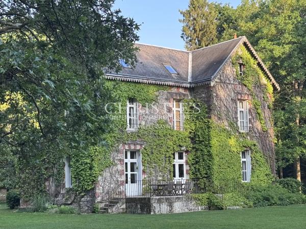 Une magnifique demeure avec de charmantes dépendances, nichée au cœur d’un domaine privé et luxuriant de 6 hectares