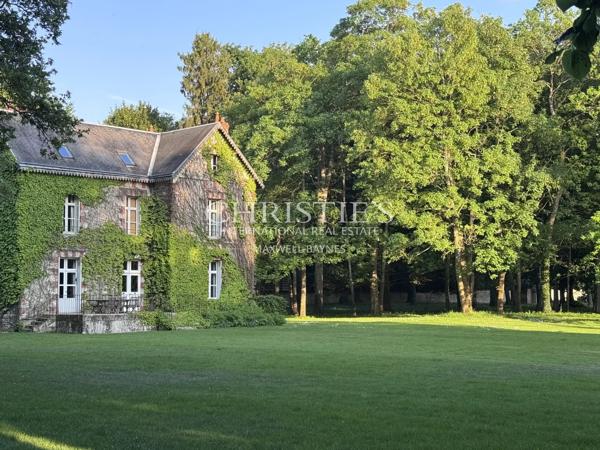 Une magnifique demeure avec de charmantes dépendances, nichée au cœur d’un domaine privé et luxuriant de 6 hectares