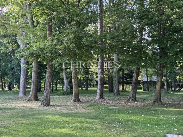 Une magnifique demeure avec de charmantes dépendances, nichée au cœur d’un domaine privé et luxuriant de 6 hectares