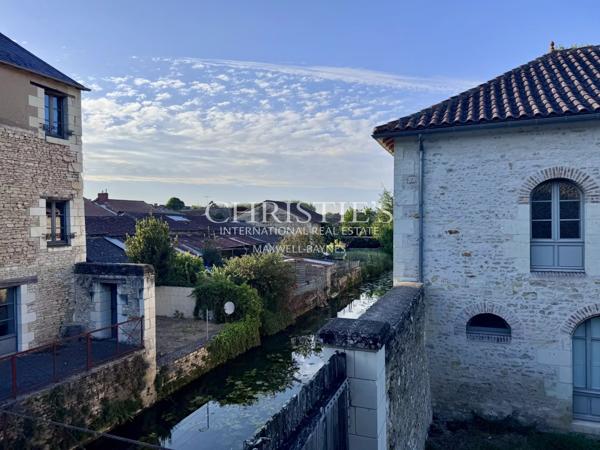 Une magnifique demeure avec de charmantes dépendances, nichée au cœur d’un domaine privé et luxuriant de 6 hectares