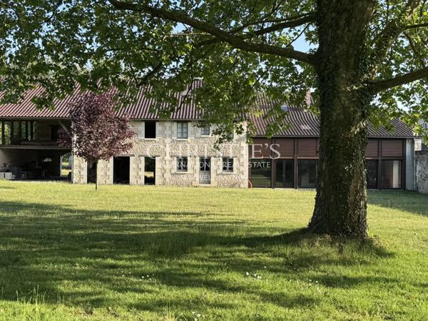 Une magnifique demeure avec de charmantes dépendances, nichée au cœur d’un domaine privé et luxuriant de 6 hectares
