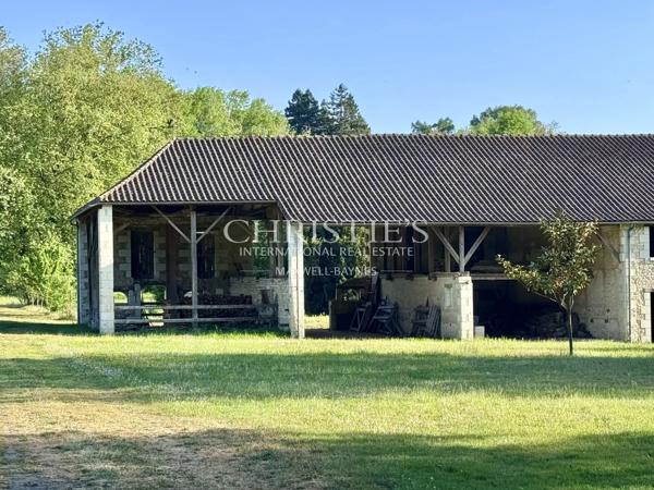Une magnifique demeure avec de charmantes dépendances, nichée au cœur d’un domaine privé et luxuriant de 6 hectares