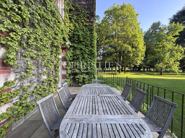 Une magnifique demeure avec de charmantes dépendances, nichée au cœur d’un domaine privé et luxuriant de 6 hectares