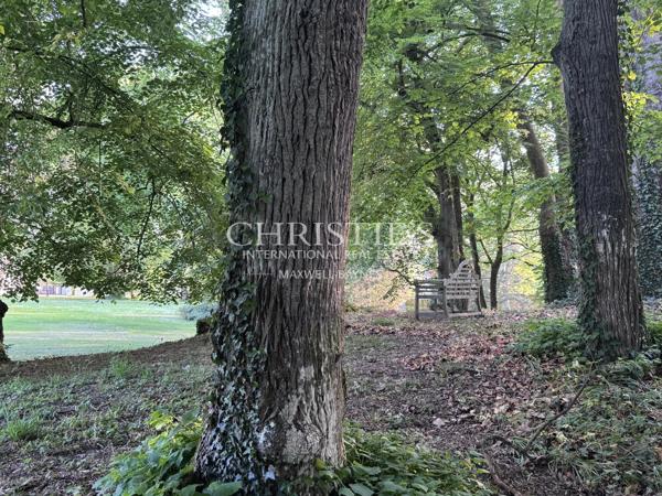 Une magnifique demeure avec de charmantes dépendances, nichée au cœur d’un domaine privé et luxuriant de 6 hectares