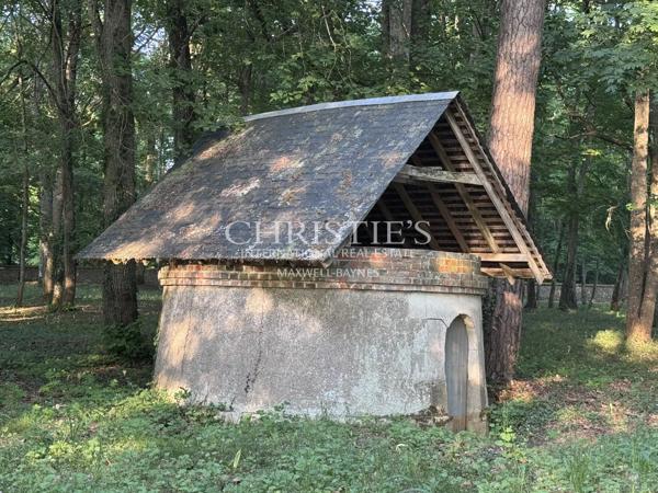 Une magnifique demeure avec de charmantes dépendances, nichée au cœur d’un domaine privé et luxuriant de 6 hectares