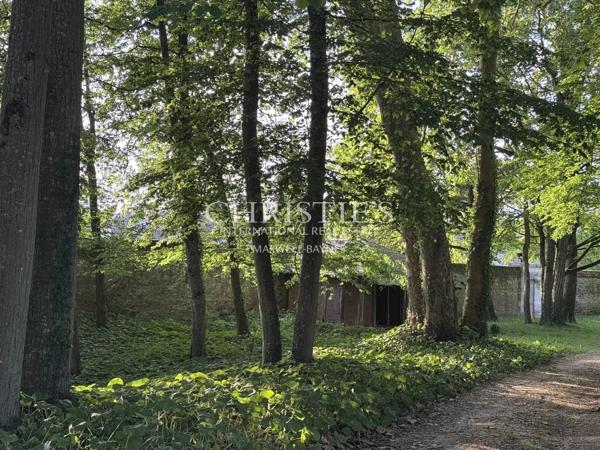 Une magnifique demeure avec de charmantes dépendances, nichée au cœur d’un domaine privé et luxuriant de 6 hectares