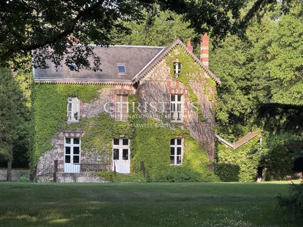 Une magnifique demeure avec de charmantes dépendances, nichée au cœur d’un domaine privé et luxuriant de 6 hectares