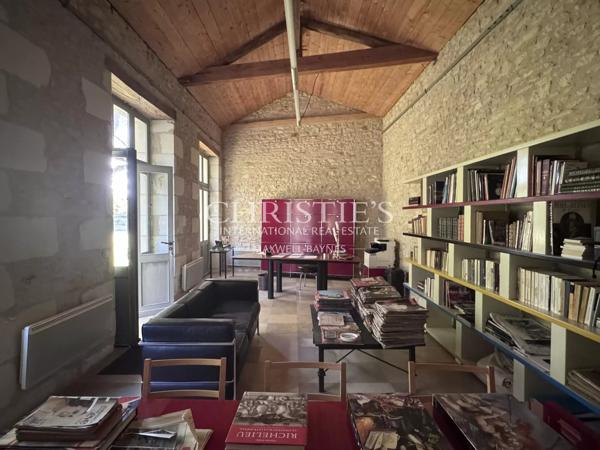 Une magnifique demeure avec de charmantes dépendances, nichée au cœur d’un domaine privé et luxuriant de 6 hectares