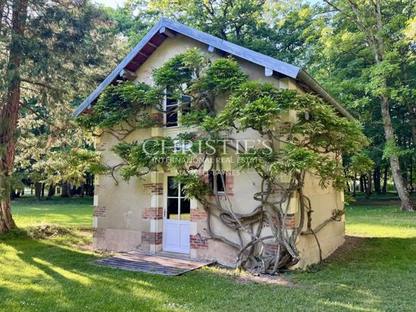 Une magnifique demeure avec de charmantes dépendances, nichée au cœur d’un domaine privé et luxuriant de 6 hectares