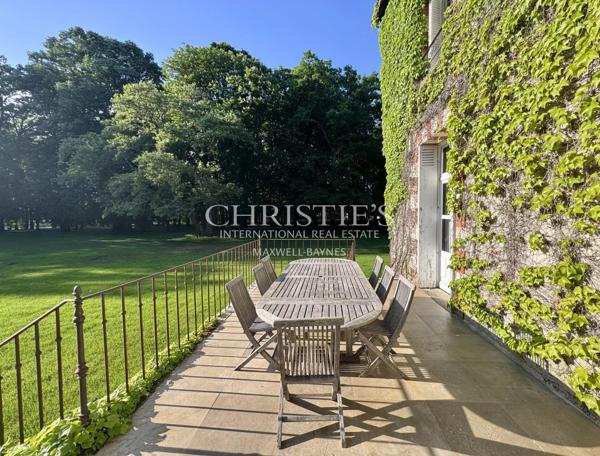 Une magnifique demeure avec de charmantes dépendances, nichée au cœur d’un domaine privé et luxuriant de 6 hectares