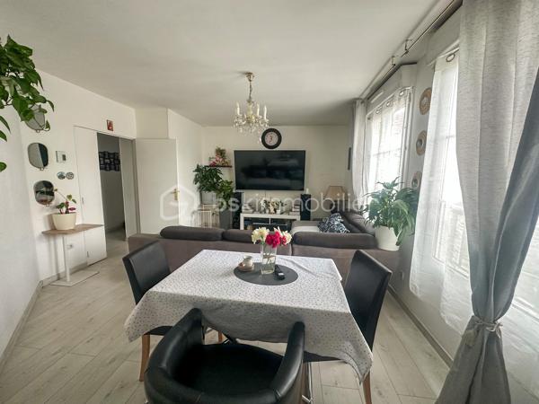 En exclusivité , secteur recherché du Bourg , à proximité immédiate des écoles , commerces et transports , venez découvrir cet appartement de 65m2 environ situé en rez-de-chaussée au sein d’une petite copropriété sécurisée .
Il comprends une entrée , une cuisine équipée , un séjour /salle à manger . Côté nuit un couloir dessert 2 chambres avec rangements , une salle de bains et WC séparés .
Une place de stationnement couverte complète le bien .
Les + chaudière individuelle , fenêtres PVC / double vitrage , petite résidence .
Une visite s’impose !!