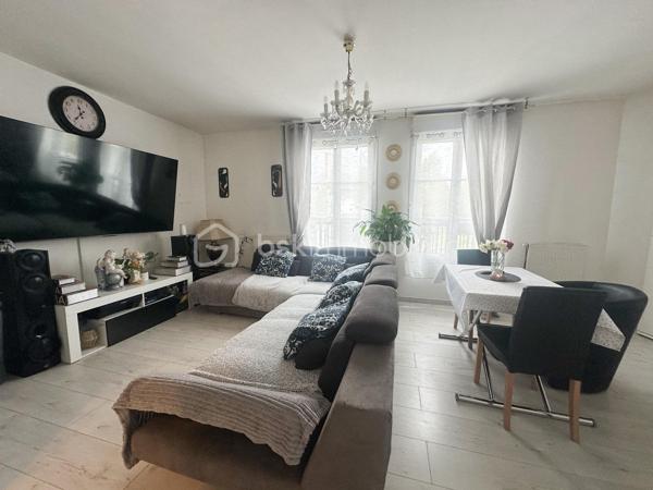 En exclusivité , secteur recherché du Bourg , à proximité immédiate des écoles , commerces et transports , venez découvrir cet appartement de 65m2 environ situé en rez-de-chaussée au sein d’une petite copropriété sécurisée .
Il comprends une entrée , une cuisine équipée , un séjour /salle à manger . Côté nuit un couloir dessert 2 chambres avec rangements , une salle de bains et WC séparés .
Une place de stationnement couverte complète le bien .
Les + chaudière individuelle , fenêtres PVC / double vitrage , petite résidence .
Une visite s’impose !!