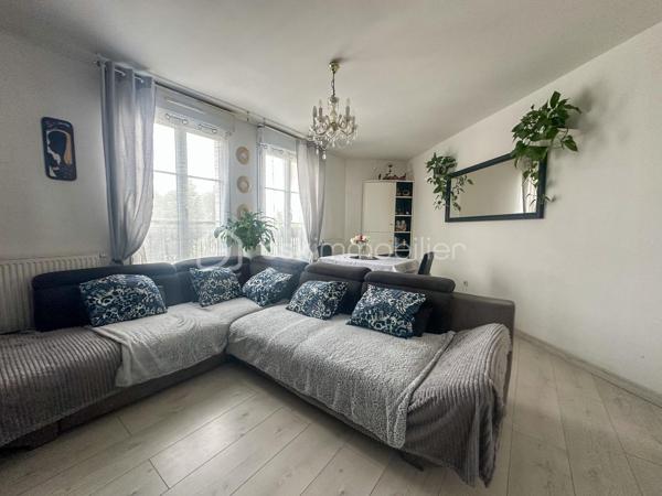 En exclusivité , secteur recherché du Bourg , à proximité immédiate des écoles , commerces et transports , venez découvrir cet appartement de 65m2 environ situé en rez-de-chaussée au sein d’une petite copropriété sécurisée .
Il comprends une entrée , une cuisine équipée , un séjour /salle à manger . Côté nuit un couloir dessert 2 chambres avec rangements , une salle de bains et WC séparés .
Une place de stationnement couverte complète le bien .
Les + chaudière individuelle , fenêtres PVC / double vitrage , petite résidence .
Une visite s’impose !!