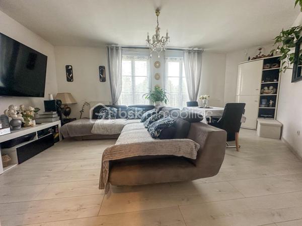 En exclusivité , secteur recherché du Bourg , à proximité immédiate des écoles , commerces et transports , venez découvrir cet appartement de 65m2 environ situé en rez-de-chaussée au sein d’une petite copropriété sécurisée .
Il comprends une entrée , une cuisine équipée , un séjour /salle à manger . Côté nuit un couloir dessert 2 chambres avec rangements , une salle de bains et WC séparés .
Une place de stationnement couverte complète le bien .
Les + chaudière individuelle , fenêtres PVC / double vitrage , petite résidence .
Une visite s’impose !!