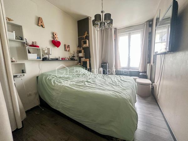En exclusivité , secteur recherché du Bourg , à proximité immédiate des écoles , commerces et transports , venez découvrir cet appartement de 65m2 environ situé en rez-de-chaussée au sein d’une petite copropriété sécurisée .
Il comprends une entrée , une cuisine équipée , un séjour /salle à manger . Côté nuit un couloir dessert 2 chambres avec rangements , une salle de bains et WC séparés .
Une place de stationnement couverte complète le bien .
Les + chaudière individuelle , fenêtres PVC / double vitrage , petite résidence .
Une visite s’impose !!