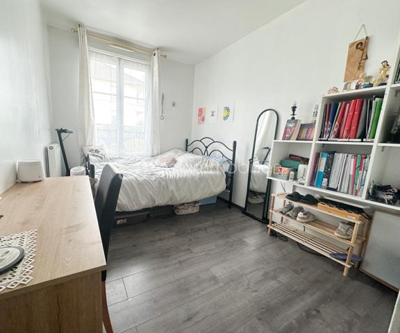 En exclusivité , secteur recherché du Bourg , à proximité immédiate des écoles , commerces et transports , venez découvrir cet appartement de 65m2 environ situé en rez-de-chaussée au sein d’une petite copropriété sécurisée .
Il comprends une entrée , une cuisine équipée , un séjour /salle à manger . Côté nuit un couloir dessert 2 chambres avec rangements , une salle de bains et WC séparés .
Une place de stationnement couverte complète le bien .
Les + chaudière individuelle , fenêtres PVC / double vitrage , petite résidence .
Une visite s’impose !!