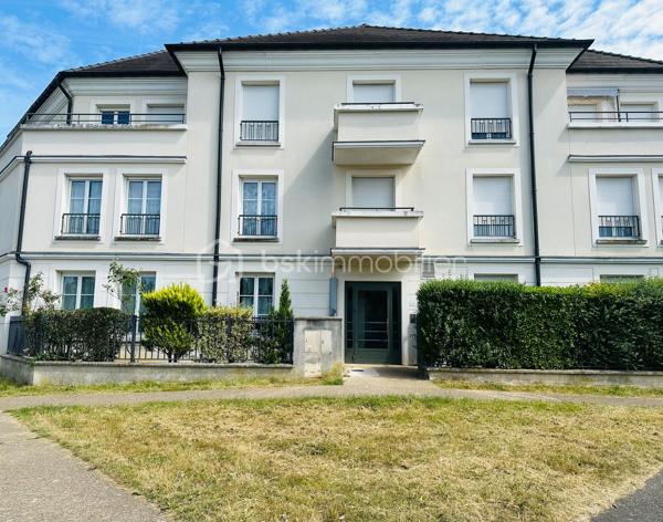 En exclusivité , secteur recherché du Bourg , à proximité immédiate des écoles , commerces et transports , venez découvrir cet appartement de 65m2 environ situé en rez-de-chaussée au sein d’une petite copropriété sécurisée .
Il comprends une entrée , une cuisine équipée , un séjour /salle à manger . Côté nuit un couloir dessert 2 chambres avec rangements , une salle de bains et WC séparés .
Une place de stationnement couverte complète le bien .
Les + chaudière individuelle , fenêtres PVC / double vitrage , petite résidence .
Une visite s’impose !!