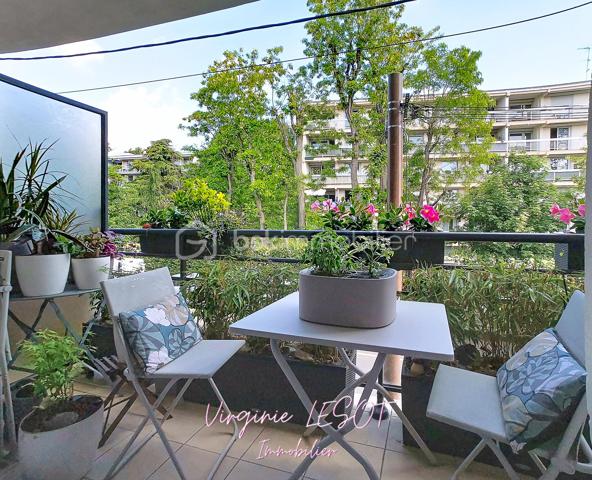 *** Charmant appartement - État impeccable ***
Je vous présente cet agréable appartement situé dans un cadre urbain dynamique et paisible à la fois, offrant une proximité idéale avec toutes les commodités (moins de 10 minutes à pied de la gare SNCF, des commerces, des écoles,...).
Ce 2 pièces d'environ 36 m² est bien agencé et rénové. Il se trouve au 1er étage d'une copropriété bien entretenue de 2011, sans ascenseur, sans procédure en cours.
Il propose un espace entrée, une pièce de vie de 20,5 m² sur cuisine ouverte aménagée et équipée (récemment refaite), un dégagement avec placard de rangement, une salle d'eau en parfait état, une chambre avec placard, un WC suspendu séparé.

Un balcon d'environ 4 m² et un parking aérien privé garantissent un confort appréciable. 

+++ : fenêtres double vitrage, chauffage individuel électrique (radiateurs changés en 2022), DPE C, idéalement situé, en parfait état, accès rapide à l'A104 et l'A4 en voiture.

Contactez moi pour davantage de renseignements ou pour organiser une visite !