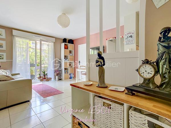 *** Charmant appartement - État impeccable ***
Je vous présente cet agréable appartement situé dans un cadre urbain dynamique et paisible à la fois, offrant une proximité idéale avec toutes les commodités (moins de 10 minutes à pied de la gare SNCF, des commerces, des écoles,...).
Ce 2 pièces d'environ 36 m² est bien agencé et rénové. Il se trouve au 1er étage d'une copropriété bien entretenue de 2011, sans ascenseur, sans procédure en cours.
Il propose un espace entrée, une pièce de vie de 20,5 m² sur cuisine ouverte aménagée et équipée (récemment refaite), un dégagement avec placard de rangement, une salle d'eau en parfait état, une chambre avec placard, un WC suspendu séparé.

Un balcon d'environ 4 m² et un parking aérien privé garantissent un confort appréciable. 

+++ : fenêtres double vitrage, chauffage individuel électrique (radiateurs changés en 2022), DPE C, idéalement situé, en parfait état, accès rapide à l'A104 et l'A4 en voiture.

Contactez moi pour davantage de renseignements ou pour organiser une visite !