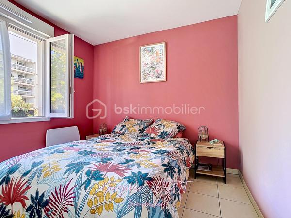 *** Charmant appartement - État impeccable ***
Je vous présente cet agréable appartement situé dans un cadre urbain dynamique et paisible à la fois, offrant une proximité idéale avec toutes les commodités (moins de 10 minutes à pied de la gare SNCF, des commerces, des écoles,...).
Ce 2 pièces d'environ 36 m² est bien agencé et rénové. Il se trouve au 1er étage d'une copropriété bien entretenue de 2011, sans ascenseur, sans procédure en cours.
Il propose un espace entrée, une pièce de vie de 20,5 m² sur cuisine ouverte aménagée et équipée (récemment refaite), un dégagement avec placard de rangement, une salle d'eau en parfait état, une chambre avec placard, un WC suspendu séparé.

Un balcon d'environ 4 m² et un parking aérien privé garantissent un confort appréciable. 

+++ : fenêtres double vitrage, chauffage individuel électrique (radiateurs changés en 2022), DPE C, idéalement situé, en parfait état, accès rapide à l'A104 et l'A4 en voiture.

Contactez moi pour davantage de renseignements ou pour organiser une visite !