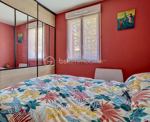 *** Charmant appartement - État impeccable ***
Je vous présente cet agréable appartement situé dans un cadre urbain dynamique et paisible à la fois, offrant une proximité idéale avec toutes les commodités (moins de 10 minutes à pied de la gare SNCF, des commerces, des écoles,...).
Ce 2 pièces d'environ 36 m² est bien agencé et rénové. Il se trouve au 1er étage d'une copropriété bien entretenue de 2011, sans ascenseur, sans procédure en cours.
Il propose un espace entrée, une pièce de vie de 20,5 m² sur cuisine ouverte aménagée et équipée (récemment refaite), un dégagement avec placard de rangement, une salle d'eau en parfait état, une chambre avec placard, un WC suspendu séparé.

Un balcon d'environ 4 m² et un parking aérien privé garantissent un confort appréciable. 

+++ : fenêtres double vitrage, chauffage individuel électrique (radiateurs changés en 2022), DPE C, idéalement situé, en parfait état, accès rapide à l'A104 et l'A4 en voiture.

Contactez moi pour davantage de renseignements ou pour organiser une visite !