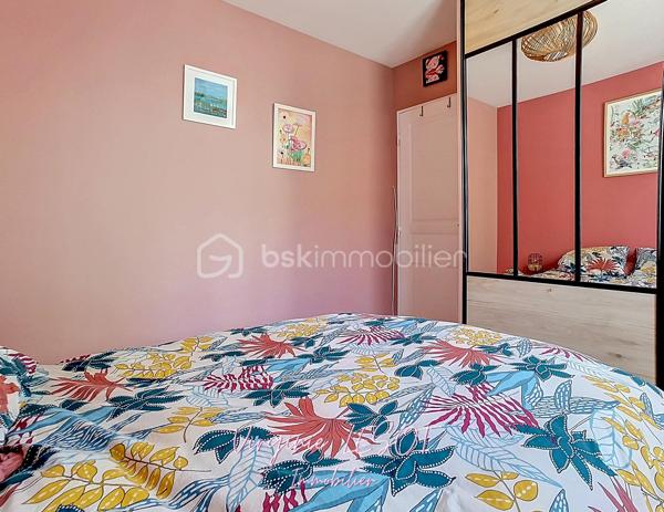 *** Charmant appartement - État impeccable ***
Je vous présente cet agréable appartement situé dans un cadre urbain dynamique et paisible à la fois, offrant une proximité idéale avec toutes les commodités (moins de 10 minutes à pied de la gare SNCF, des commerces, des écoles,...).
Ce 2 pièces d'environ 36 m² est bien agencé et rénové. Il se trouve au 1er étage d'une copropriété bien entretenue de 2011, sans ascenseur, sans procédure en cours.
Il propose un espace entrée, une pièce de vie de 20,5 m² sur cuisine ouverte aménagée et équipée (récemment refaite), un dégagement avec placard de rangement, une salle d'eau en parfait état, une chambre avec placard, un WC suspendu séparé.

Un balcon d'environ 4 m² et un parking aérien privé garantissent un confort appréciable. 

+++ : fenêtres double vitrage, chauffage individuel électrique (radiateurs changés en 2022), DPE C, idéalement situé, en parfait état, accès rapide à l'A104 et l'A4 en voiture.

Contactez moi pour davantage de renseignements ou pour organiser une visite !